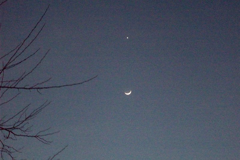 Moon & Venus
Hand held camera while leaning against a wall
