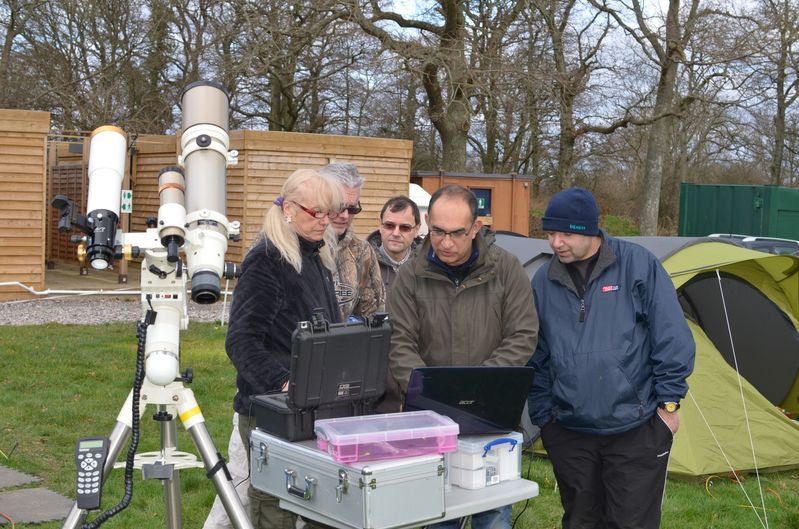 Jim demonstrating Nebulosity to Fay - Deep Sky Camp 21st January 2012
Jim demonstrating Nebulosity to Fay - Chris, Mark and Julian look on - Deep Sky Camp 21st January 2012
