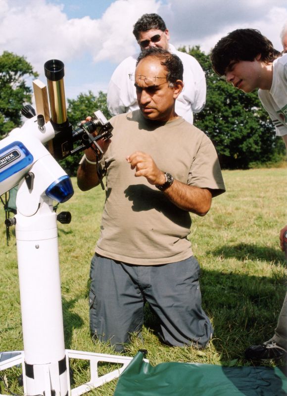 Penny's field 2006 
Jim fixing the solar camera at Penny's field in Headcorn
Link-words: Campsites2006