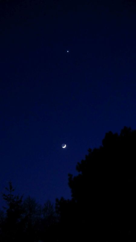 The Crescent Moon with Earthshine, Venus 27 March 2020 Manche France
Handheld
Link-words: Duncan