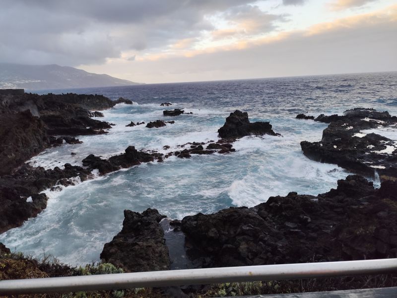 dramatic surf at los canajos
Link-words: LaPalma2024