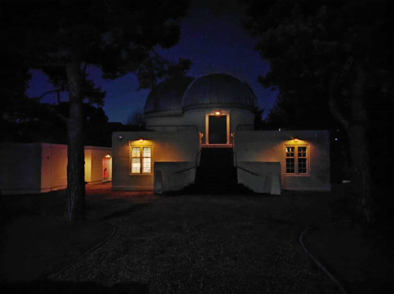 Mill Hill Observatory 
In the dark
Link-words: MillHill2023